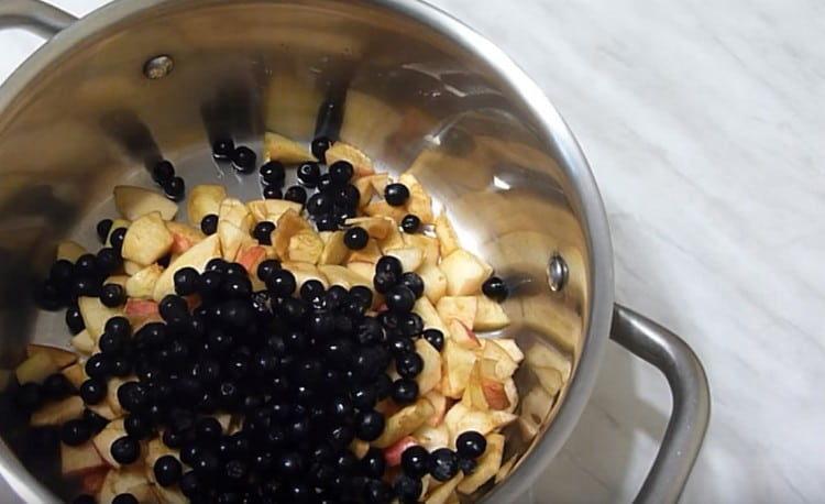 Adăugați chokeberry în mere.