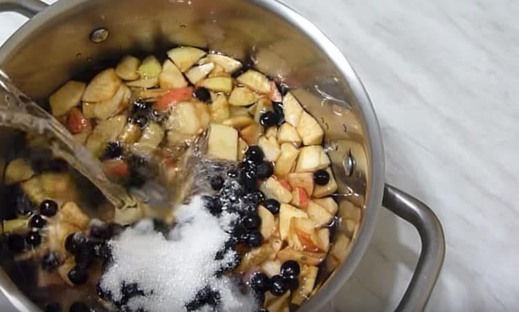 Turnați apă în tigaie.