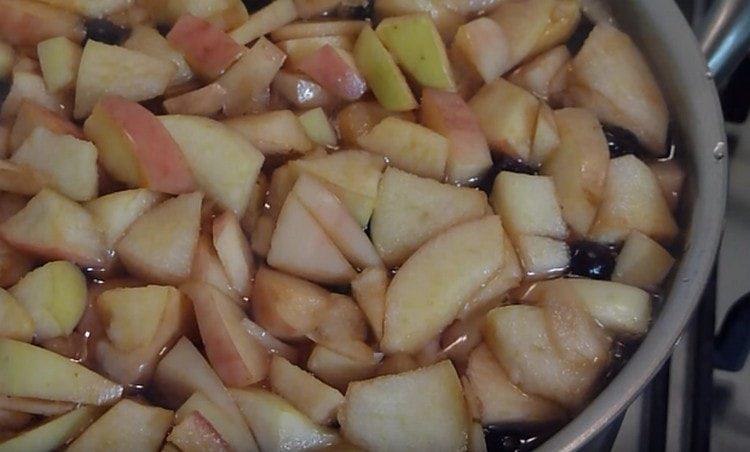 Aduceți compotul la fiert.