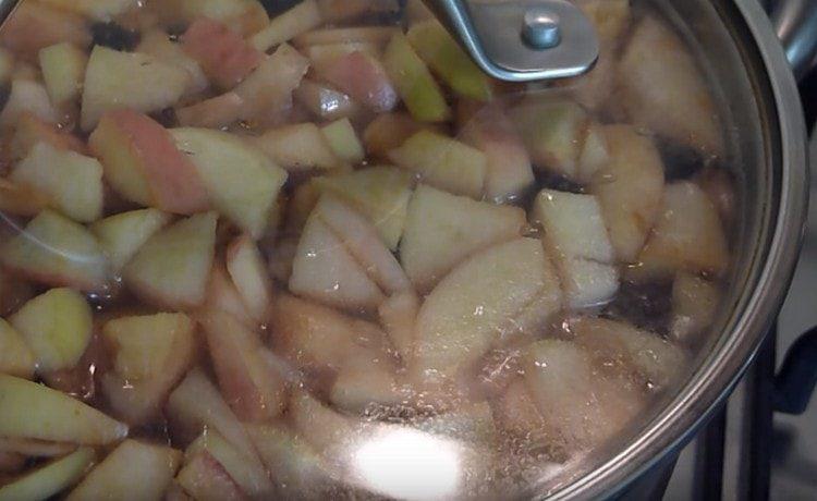 Acoperim tigaia cu un capac și lăsăm compotul să se spargă.