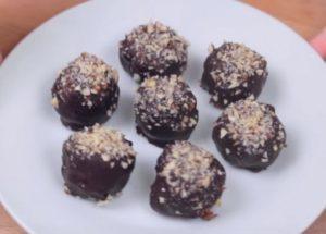 Nous fabriquons des bonbons ferrero roche faits maison selon une recette détaillée avec photo.