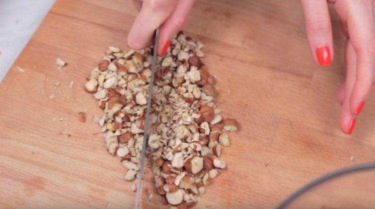 også finhakede hasselnødder.