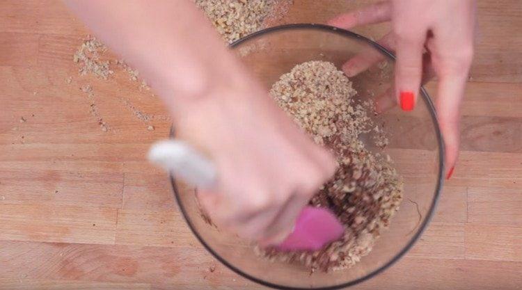 Vafler og hasselnødder blandes med nutella.