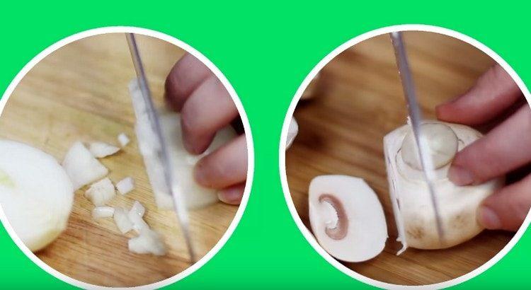 se toacă ciupercile și ceapa.