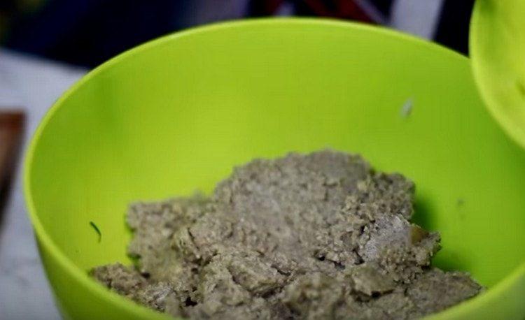 Se macină masa de ciuperci cu un blender.