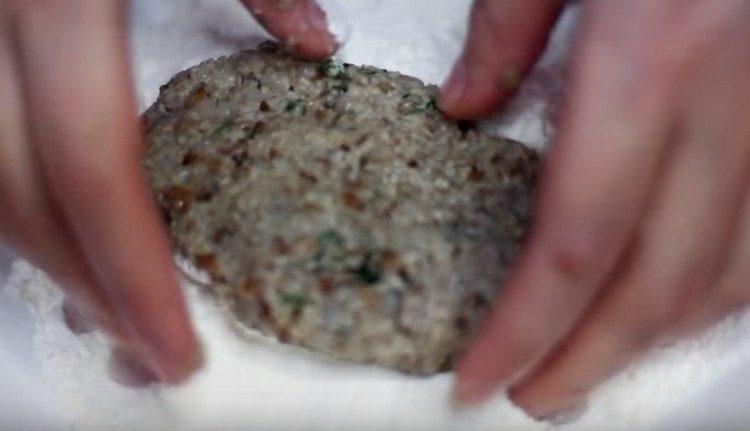 Formăm tăieturi și le rulăm în făină.