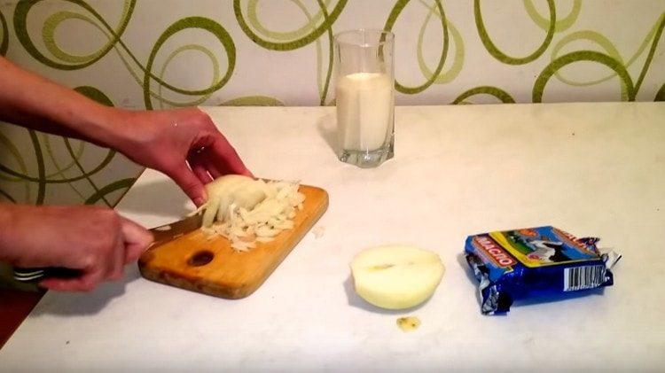 קוצצים דק את הבצל.