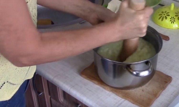 ללוש את הפירה.