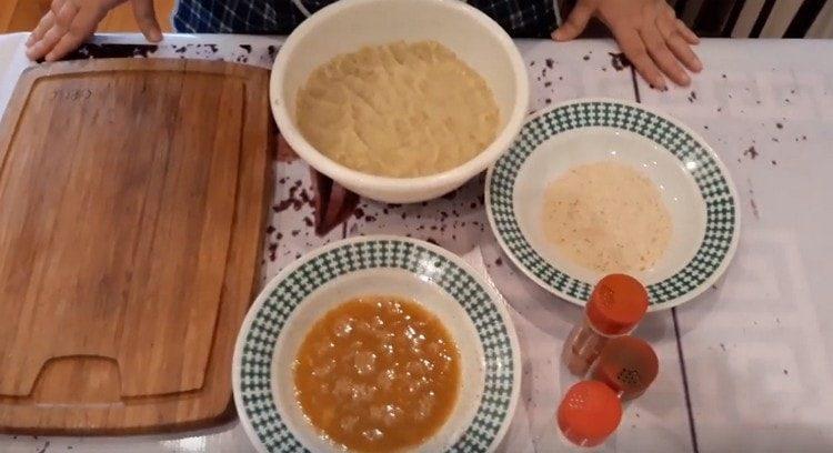 בנפרד, מקציפים את הביצה, יוצקים פירורי לחם על צלחת.