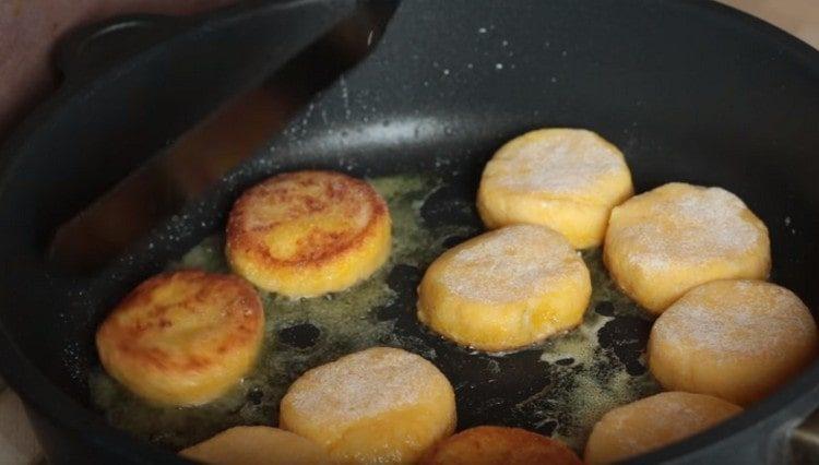 Fry cutlet sa langis ng gulay sa magkabilang panig.