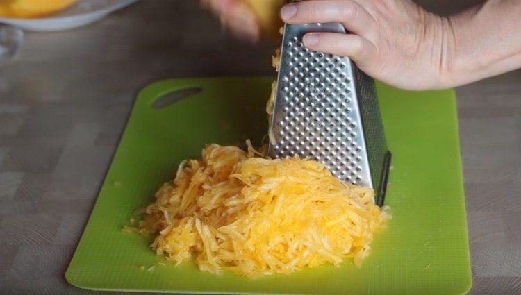 lagyan ng rehas ang kalabasa.