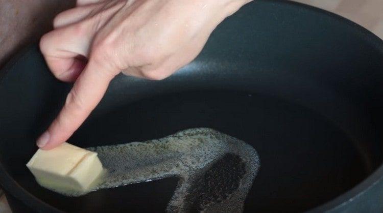 painitin ang kawali gamit ang mantikilya.