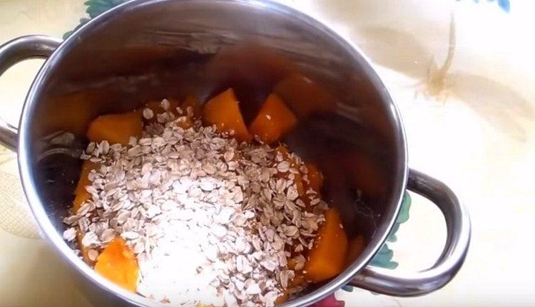 Se adaugă făină de ovăz în dovleac.