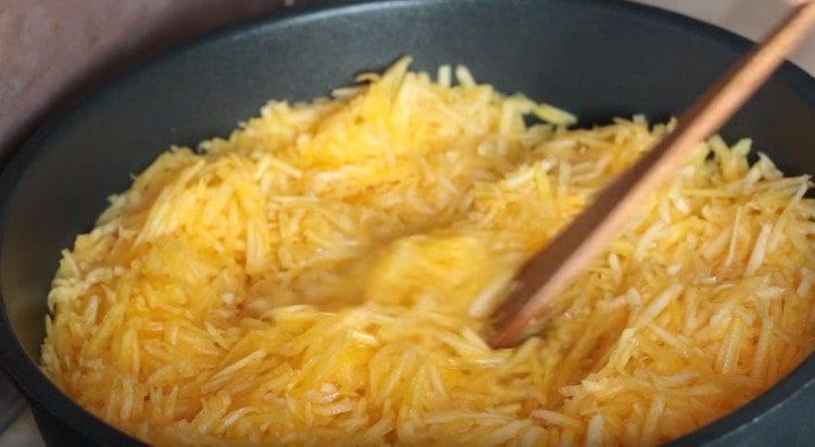 ilagay ang kalabasa sa kawali.