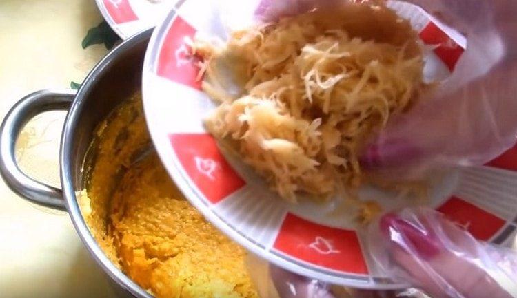 Adăugați cartoful fiert înăbușit.