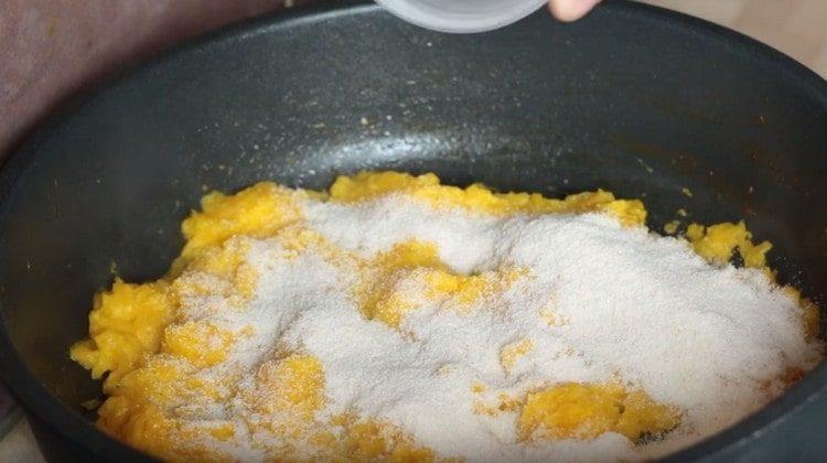 Magdagdag ng isang pakurot ng asin. pagkatapos ng asukal at semolina.