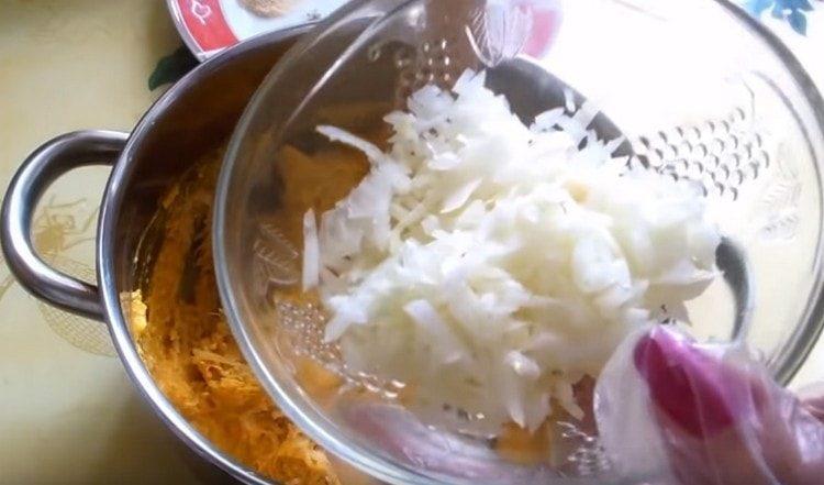 Adăugați ceapa tocată.