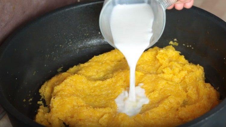 Magdagdag ng gatas at katas ng katas.