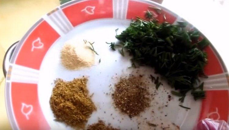 Adăugați mărar tocat fin și condimente.