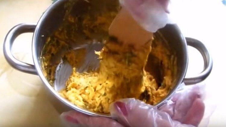 Amestecați masa vegetală.