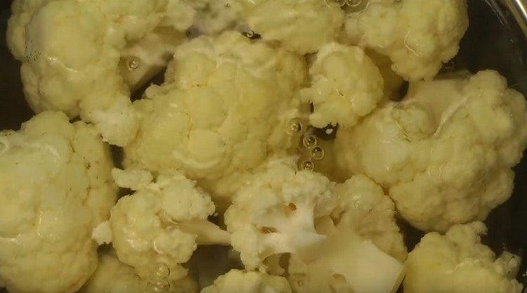 Se fierbe inflorescențele de varză.