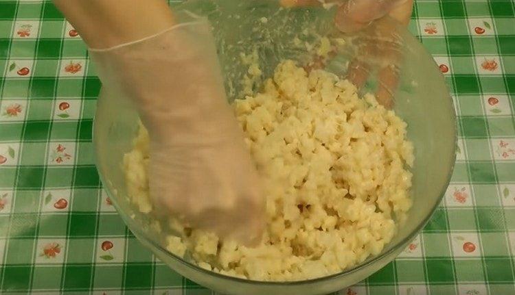 Adăugați făina și amestecați carnea tocată.