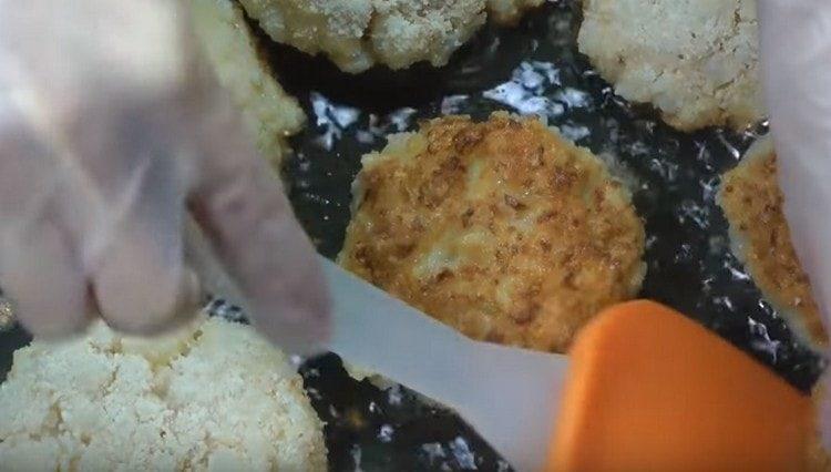 Se prăjesc tăieturi pe ambele părți.