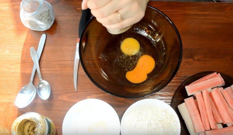 Wir schlagen den Teig in einer Schüssel und fügen Salz, Gewürze und Senf hinzu.