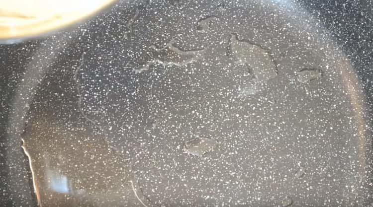 Wir erhitzen das Pflanzenöl in einer Pfanne.