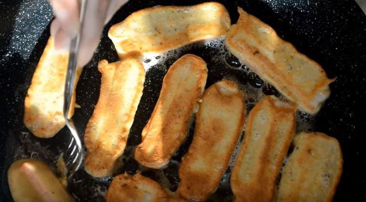 Die Stangen auf beiden Seiten anbraten.