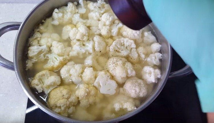 Adăugați sare și piper.