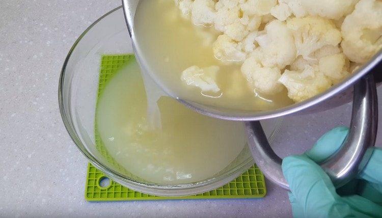 Scurgeți bulionul de legume într-un recipient separat.