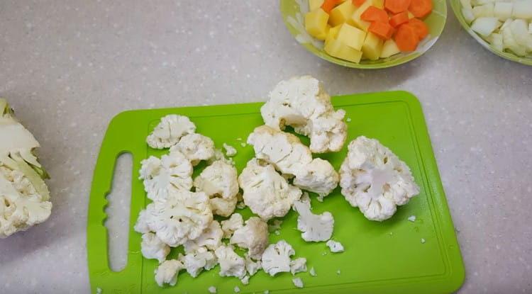 Împărțim conopida în inflorescențe.