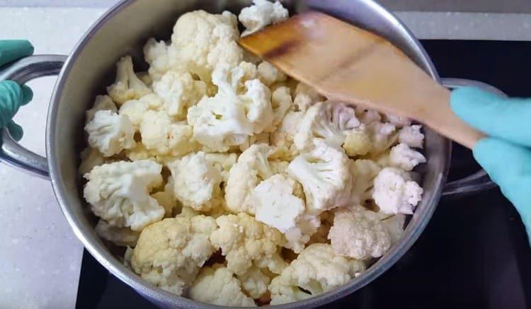 Adăugați toate legumele preparate în ceapă.