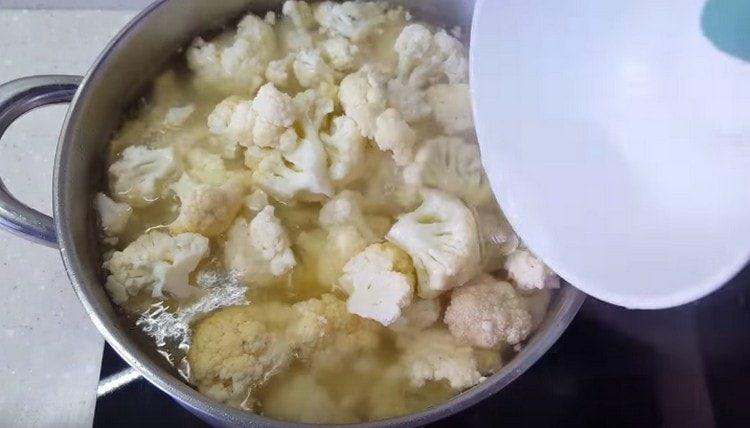 Turnați legumele cu apă.