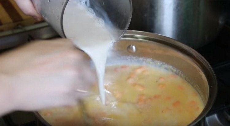 Добавете тиква, мляко, захар към кашата.