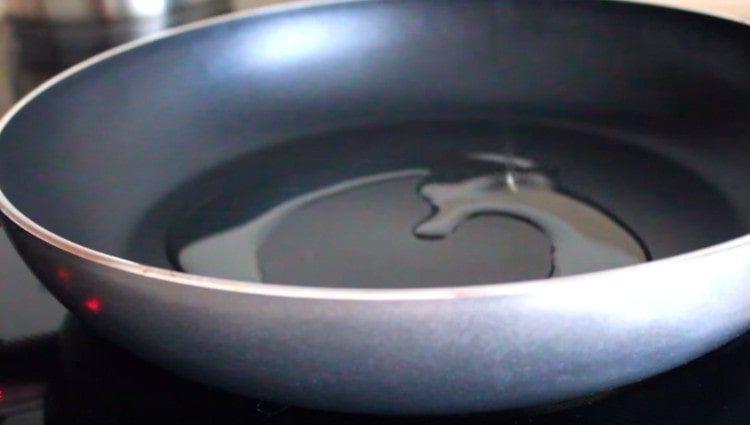 Încălzim uleiul vegetal într-o tigaie.