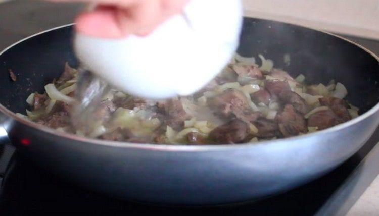 Adăugați apă clocotită.