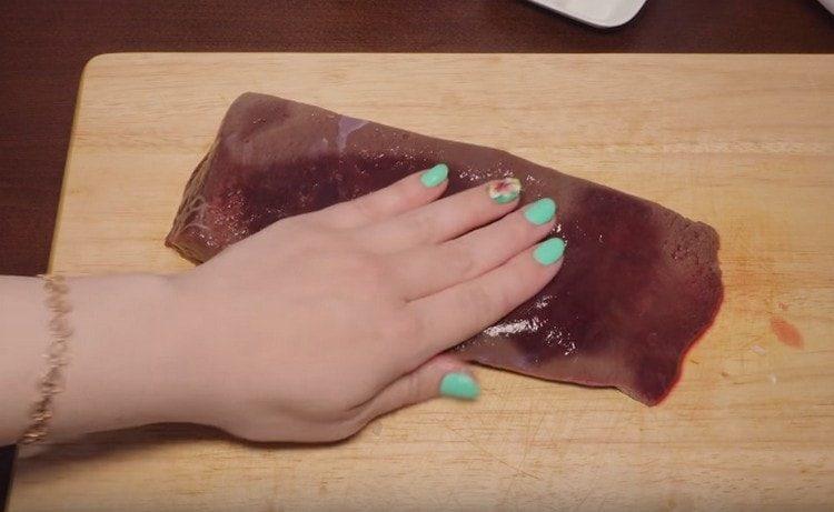 O fígado pode ser embebido em leite e depois lavado.