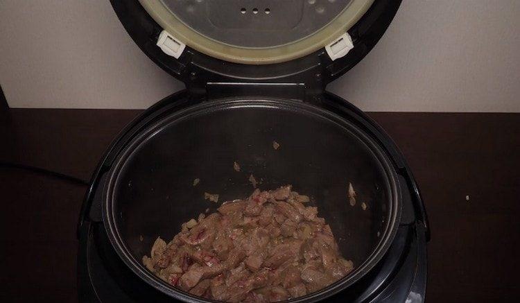 Adicione fatias de fígado.