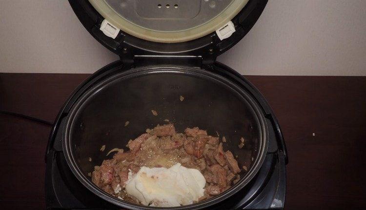 Adicione o creme de leite ao fígado com cebola.