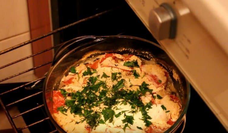 Поръсете ястието с магданоз.