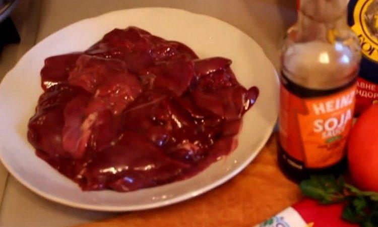 Измиваме пилешкия дроб.