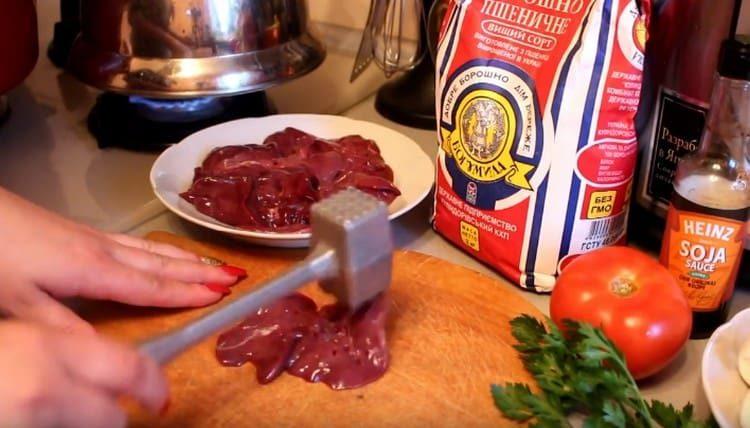 Леко отбийте парчета от черния дроб.