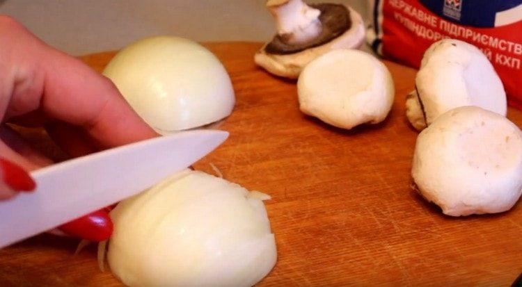 Нарежете лука.