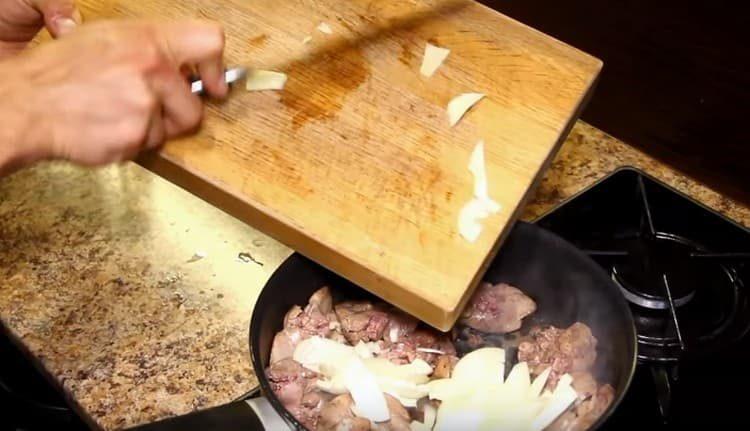 Magdagdag ng tinadtad na sibuyas sa atay.