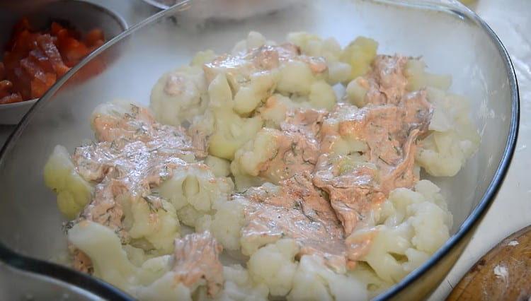 Escampem la col en un plat de cocció, repartim la salsa al damunt.