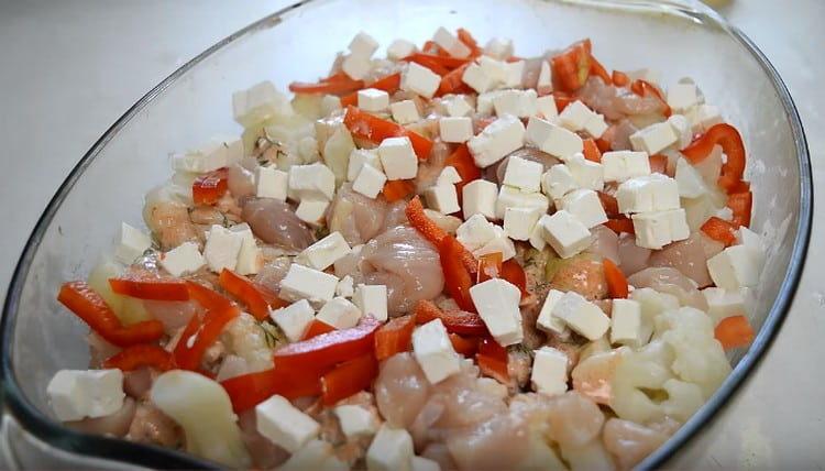 Afegiu les rodanxes de feta.
