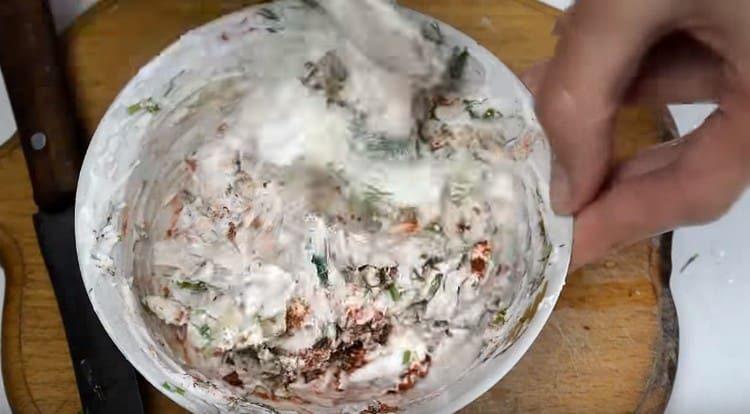 Afegiu a la nata els alls secs, el pebre vermell, l’anet picat i l’all.