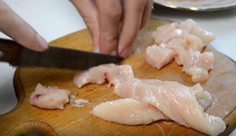 Talleu el pollastre a trossos.